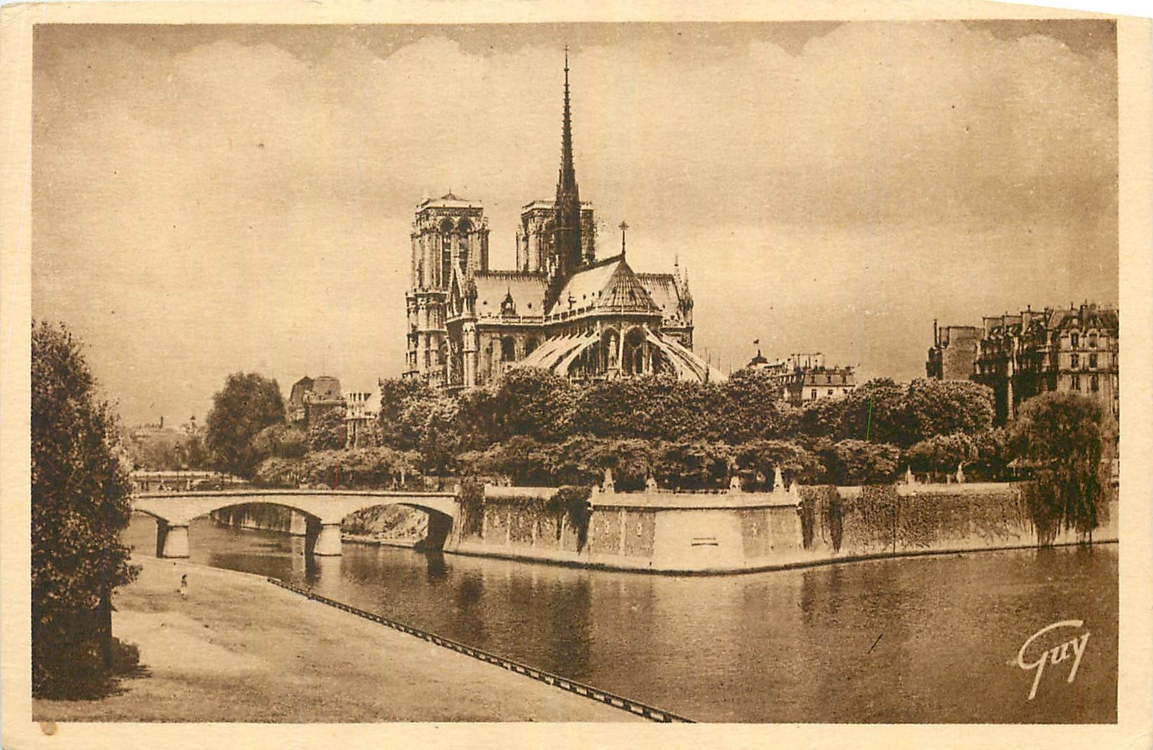 CPA Paris et ses Merveilles La Pointe est de l'Ile de la Cite le pont et le Square de l'Archeveche 