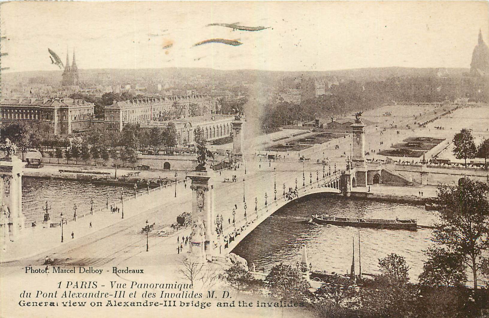 CPA Paris Vue panoramique du Pont Alexandre III et des Invalides 