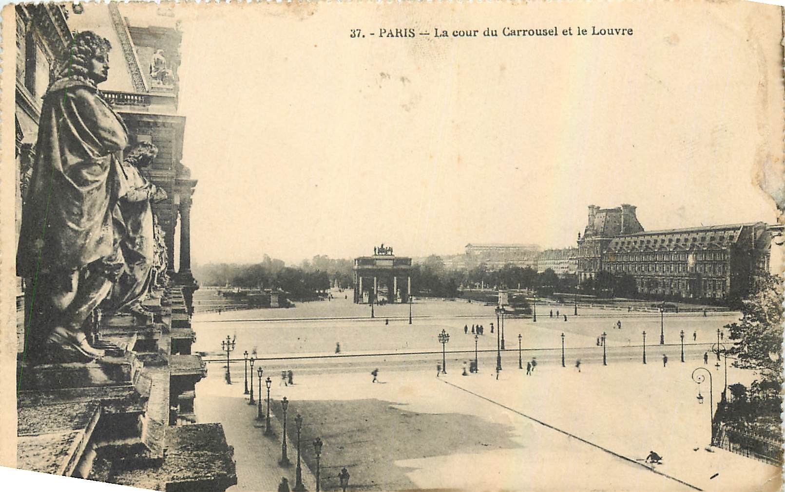 CPA Paris La cour du Carrousel et le Louvre