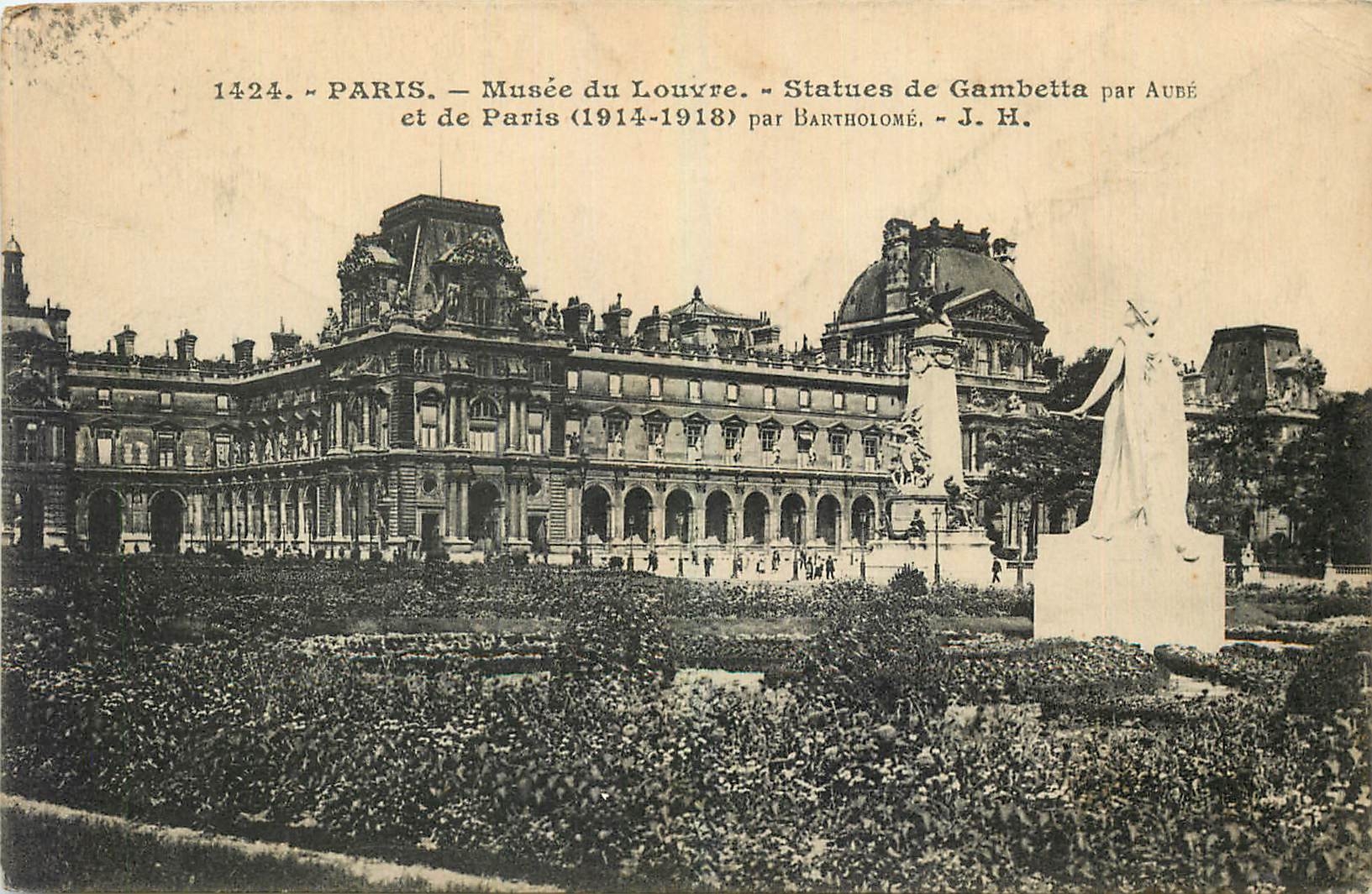 CPA Paris Musee du Louvre Statues de Gambetta et le Paris 