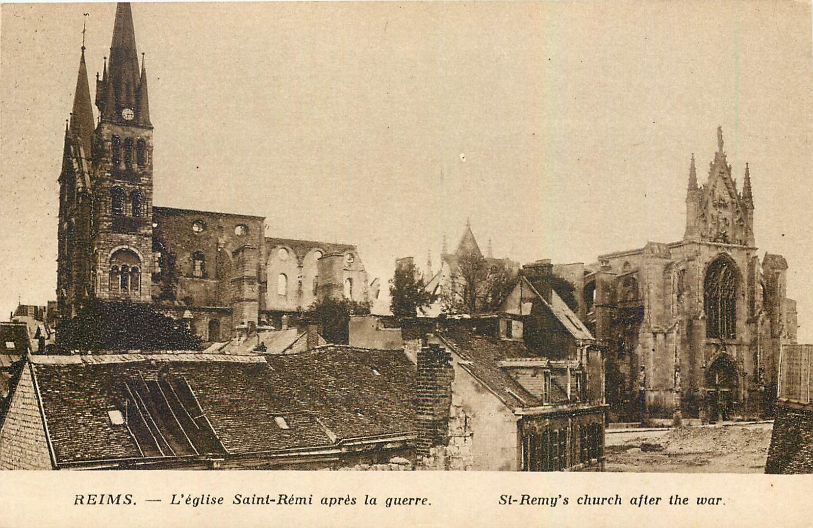 CPA Reims l'eglise Saint Remi apres la guerre Militaria