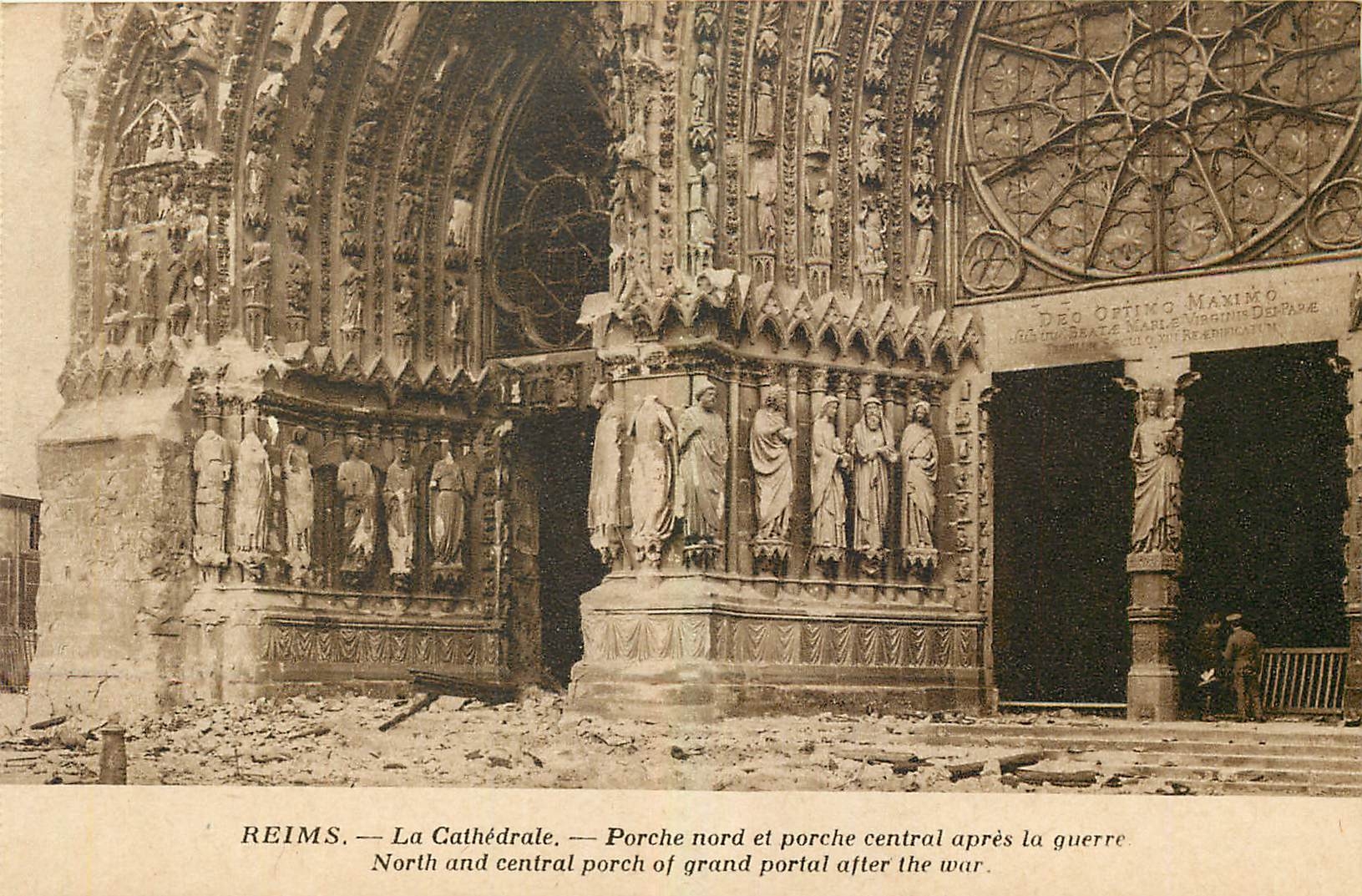 CPA Reims La Cathedrale Porche central apres la guerre 