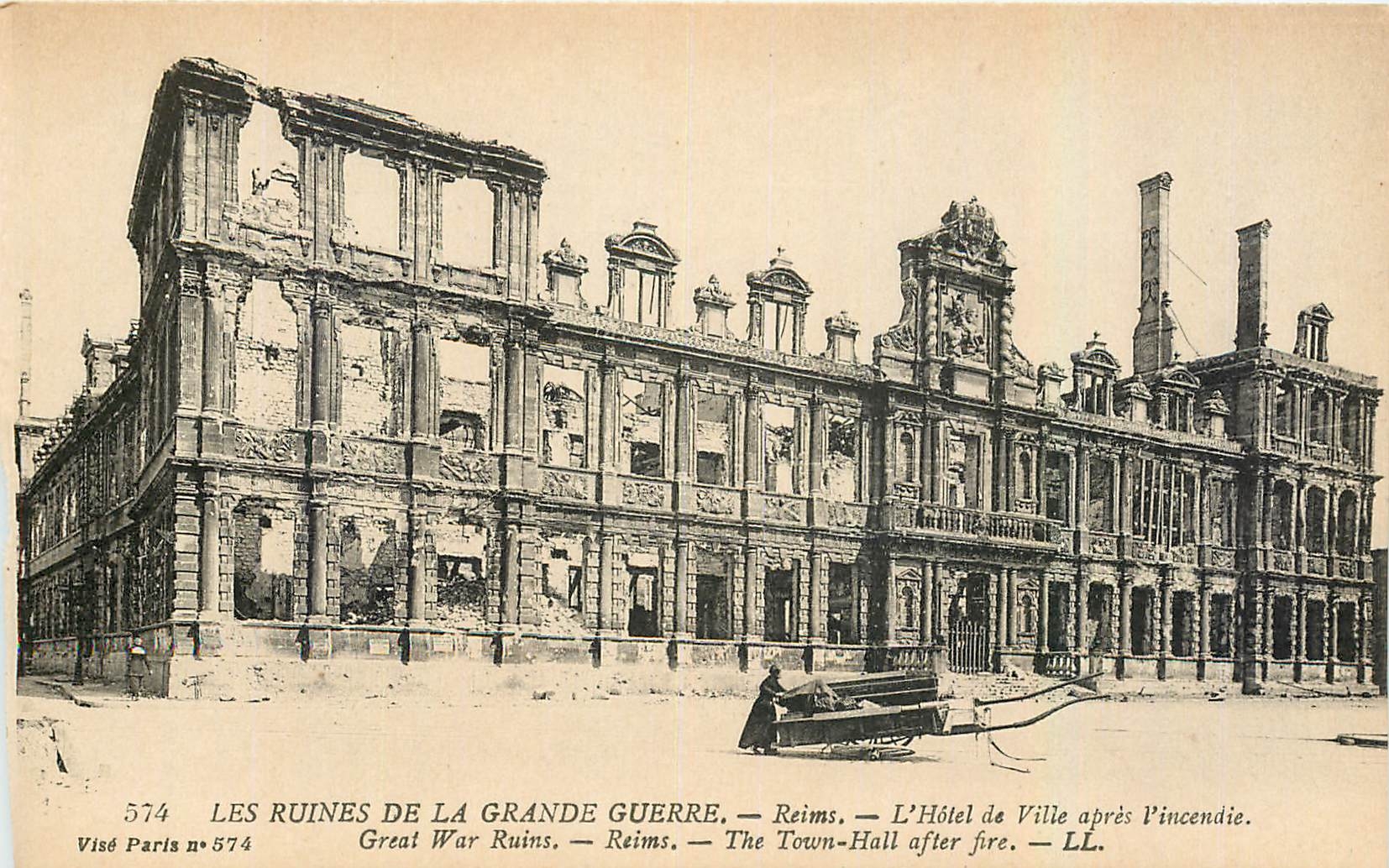 CPA Les Ruines de la Grande Guerre Reims Reims l'Hotel de Ville apres l'incendie