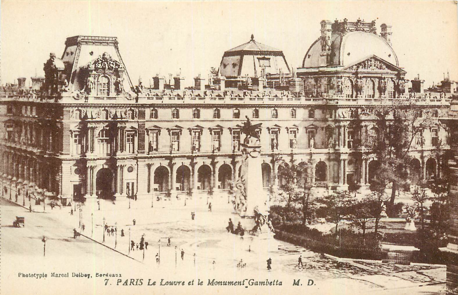 CPA Paris le Louvre et le Monument Gambetta 