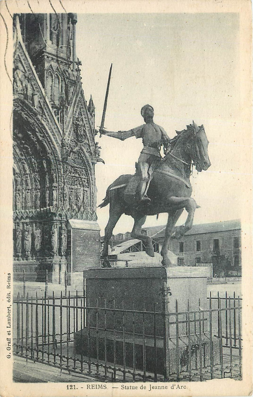 CPA Reims Statue de Jeanne D'Arc 