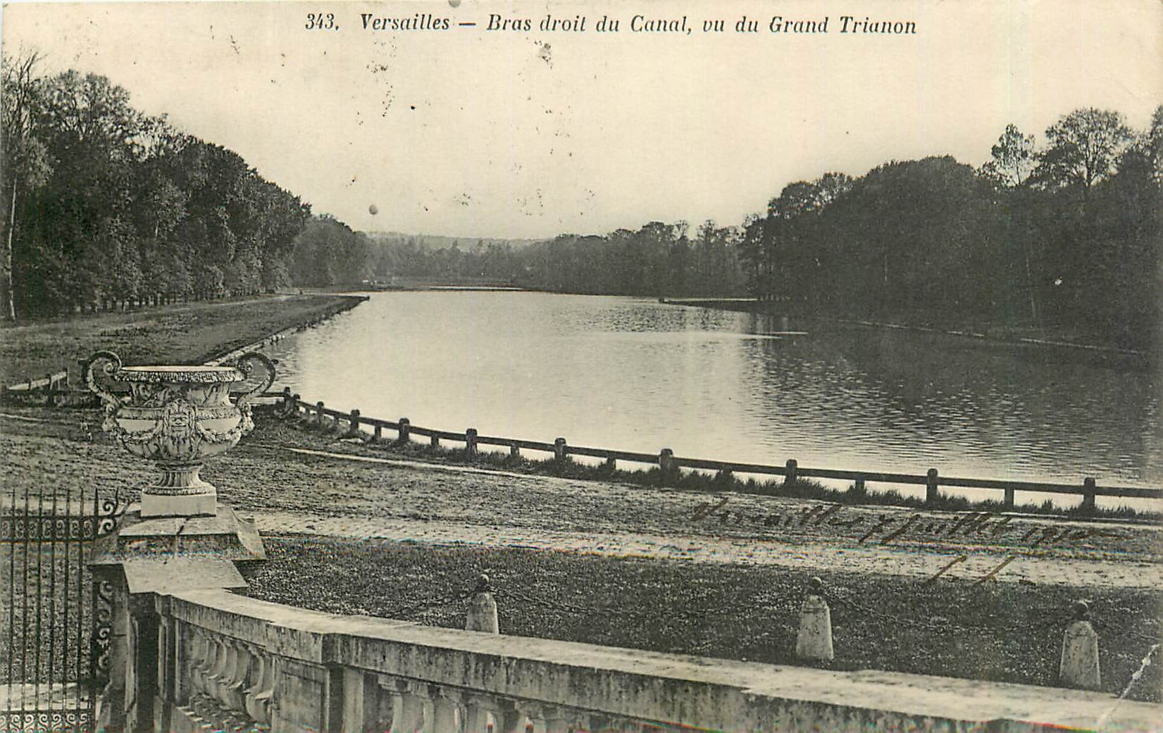 CPA Versailles Bras droit du Canal vu du Grand Trianon