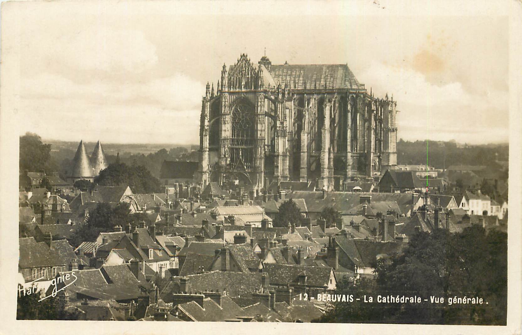 CPA Beauvais La Cathedrale Vue generale