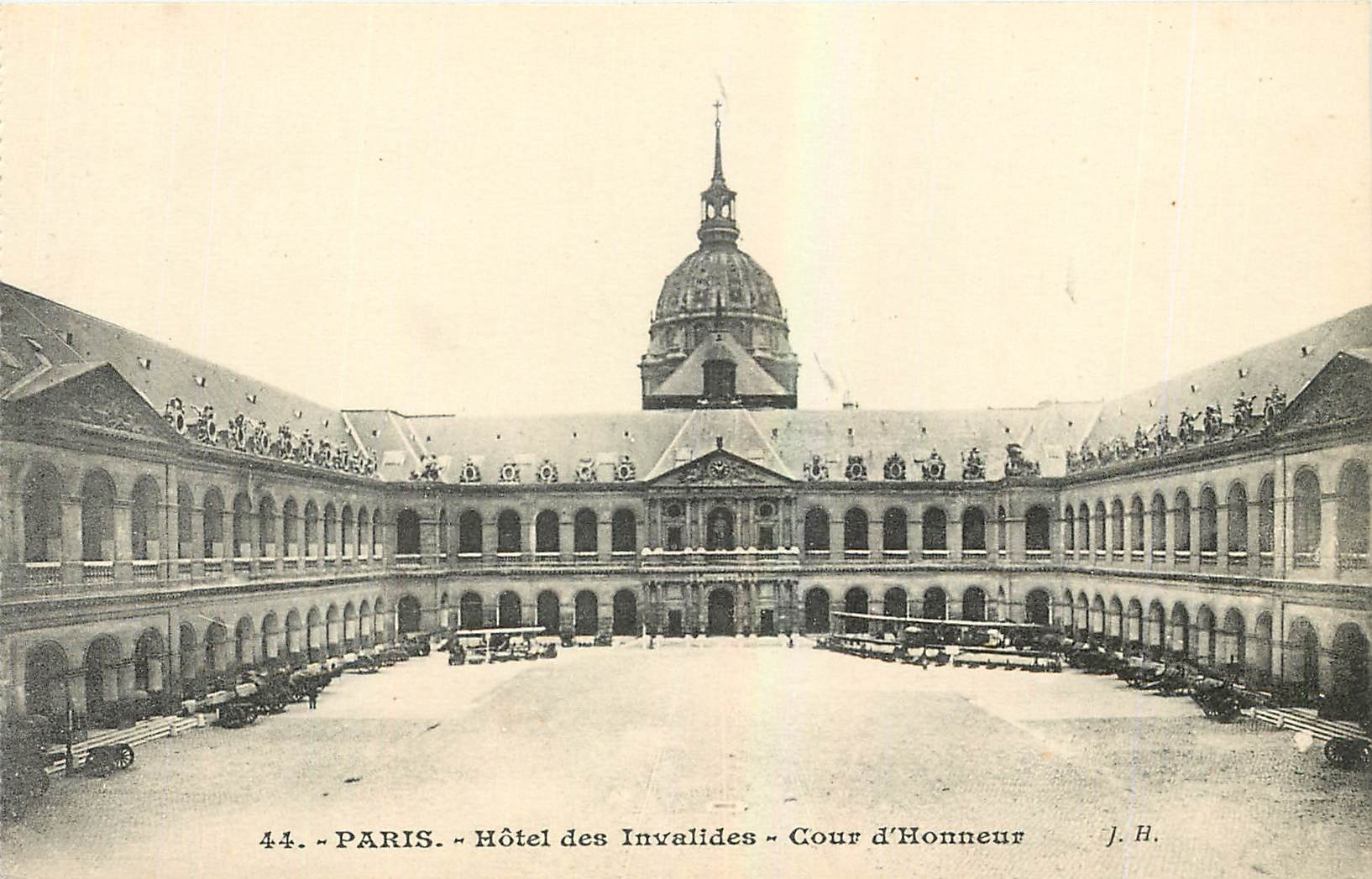 CPA Paris Hotel des Invalides Cour d'Honneur