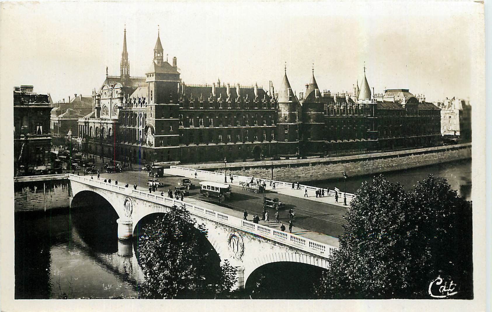 CPA Paris Le Pont au Change et la Conciergerie