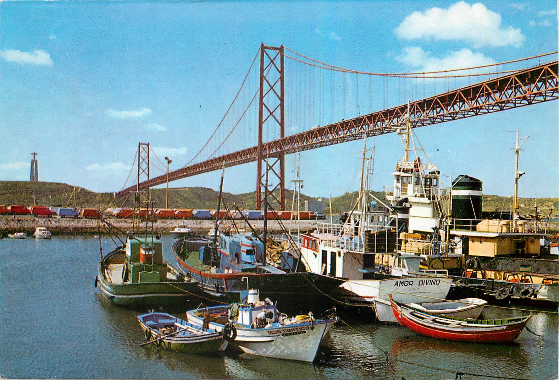 CPM Lisboa Portugal Ponte Sobre o Tejo Bateaux de peche
