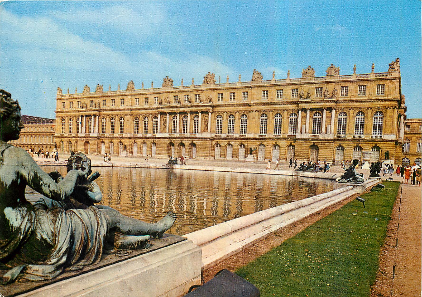 CPM Versailles Vue aerienne du Chateau Le Rhone 