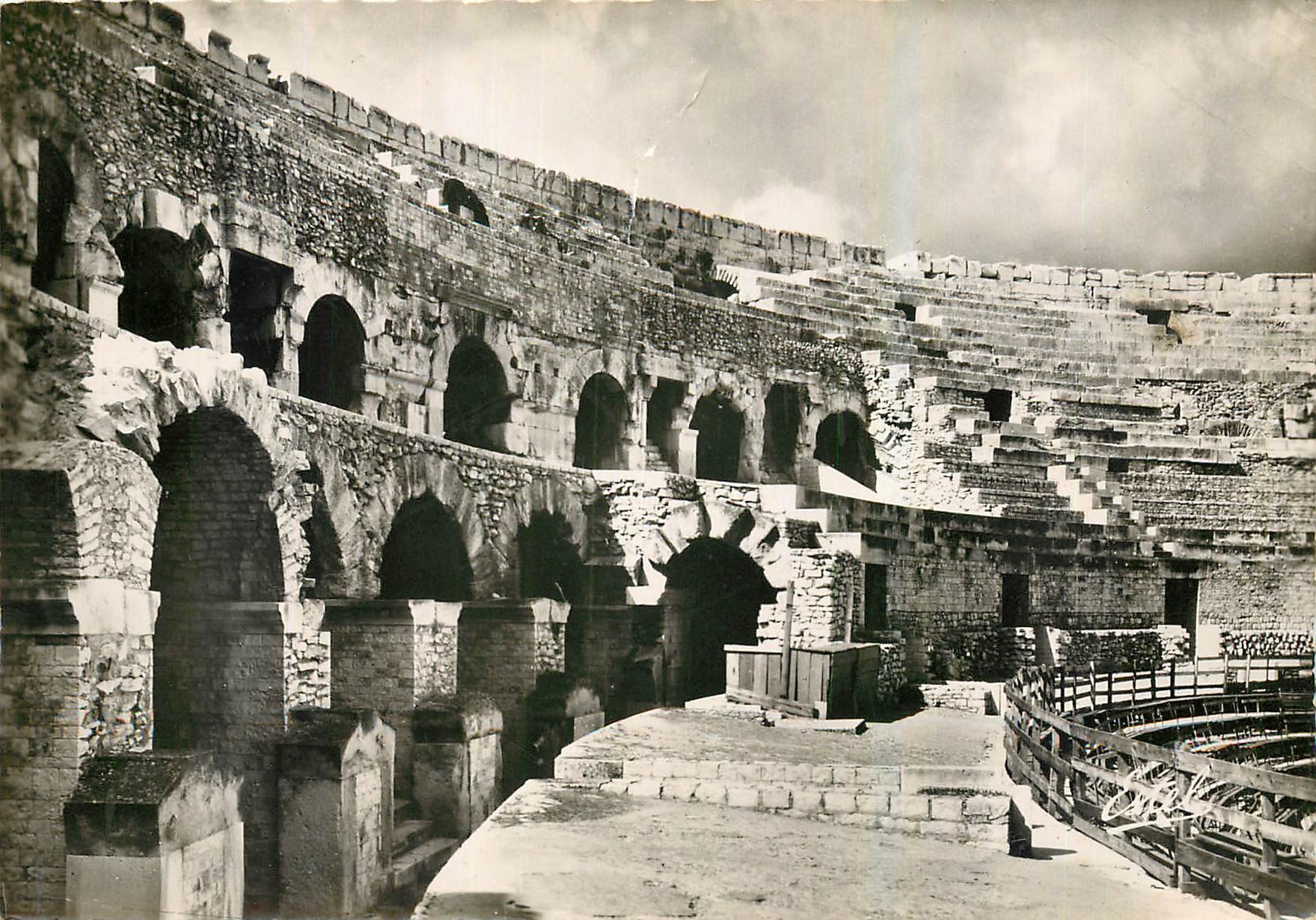 CPM Nimes Les Gradins des Arenes 