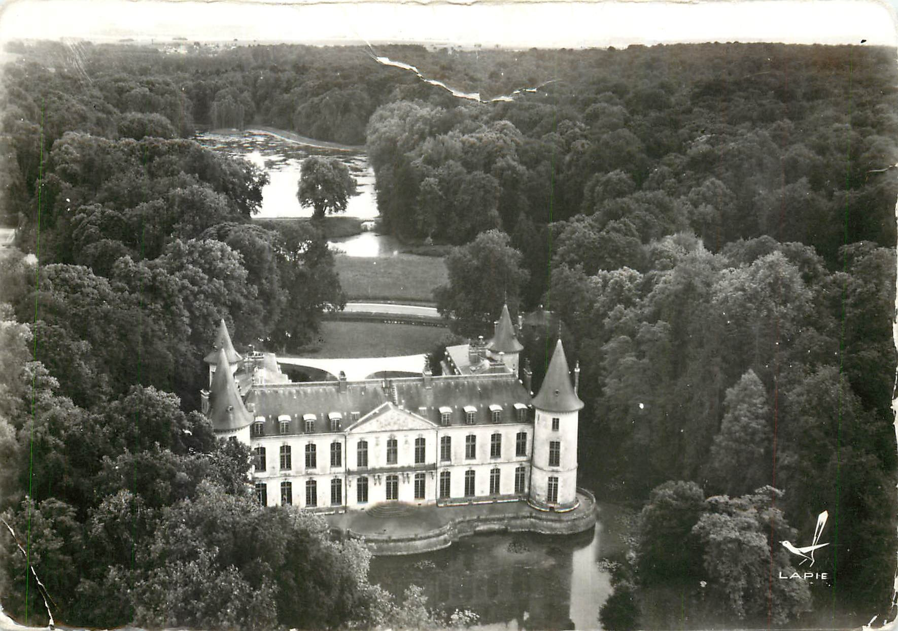 CPM En avion au dessus de Ermenonville Oise au dessus d'Ermenonville Le Chateau 