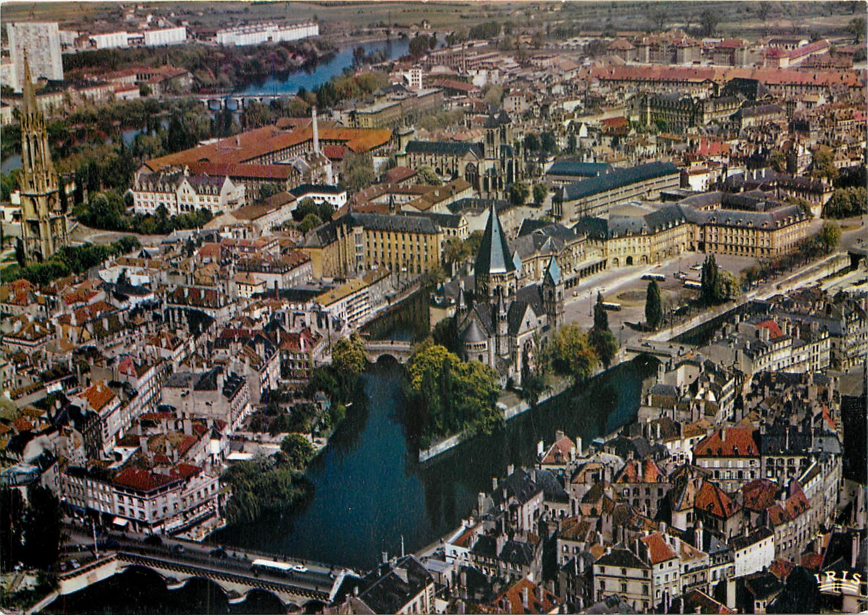 CPM Metz Lorraine Sur l'une des iles de la Moselle Le Temple Neuf et la Place de la Comedie