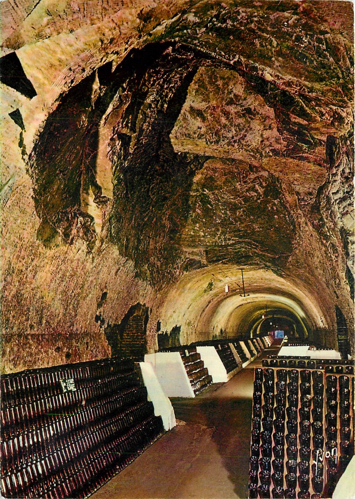 CPM En Champagne l'une des 47 galeries spectaculaires des Caves