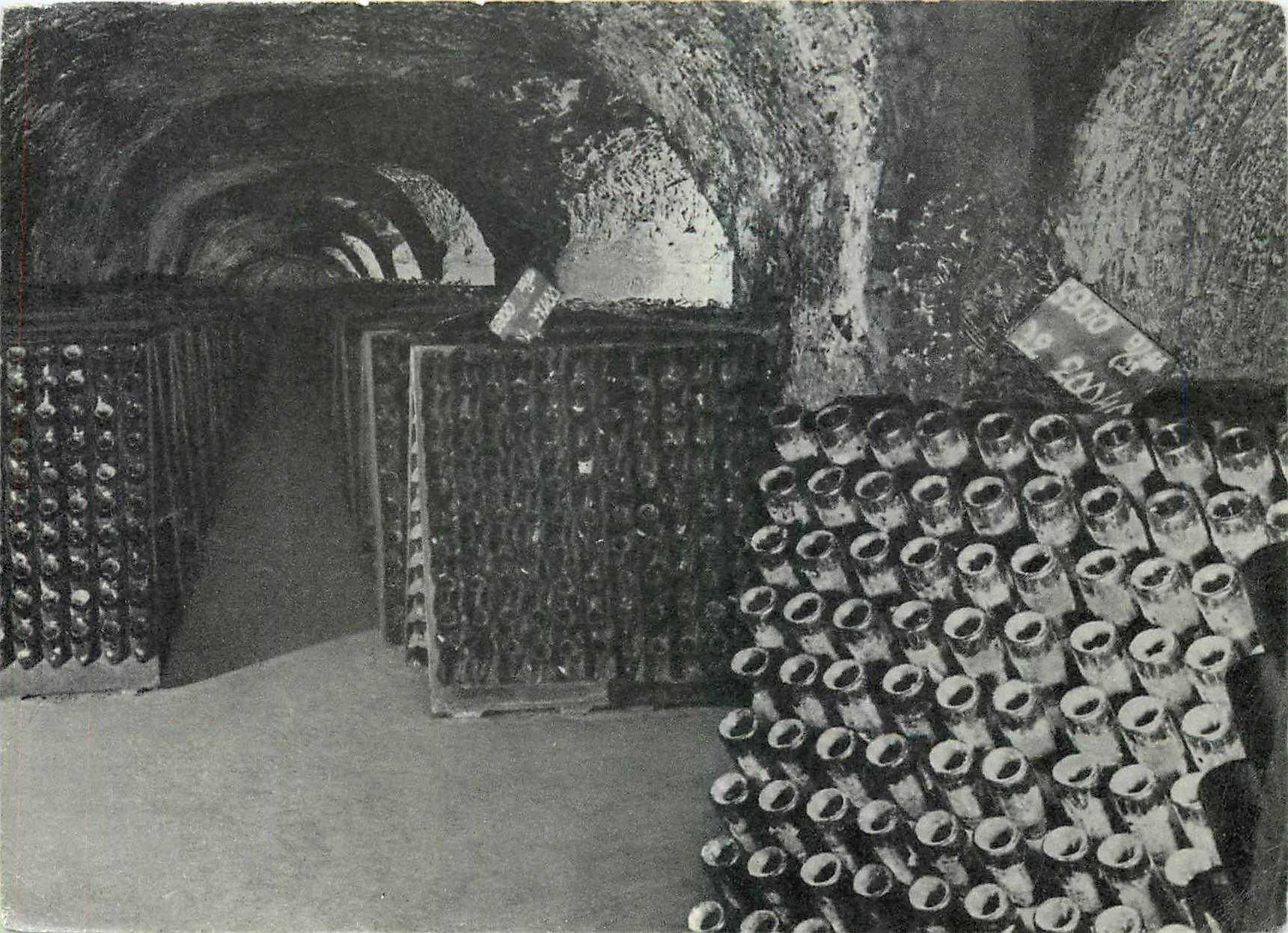 CPM Moet et Chandon Epernay Galerie de Vins sur Pupitres Durant le Remuage