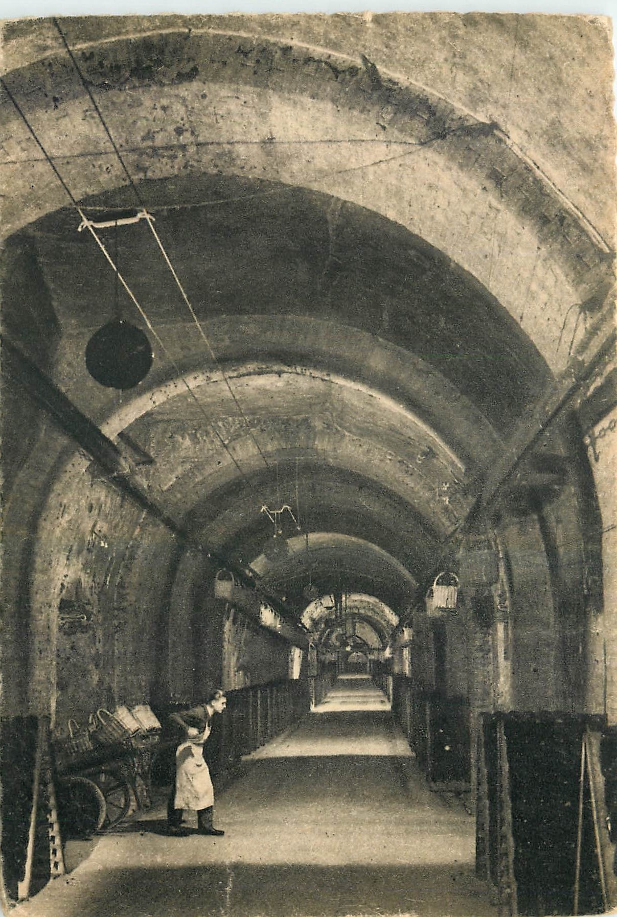 CPM Champagne pommery et Greno Reims Vue d'une galerie