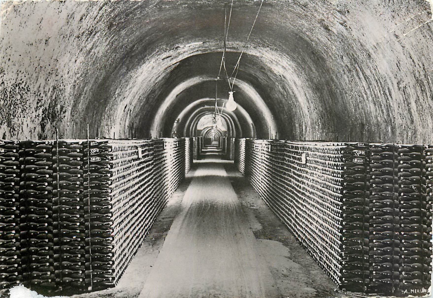 CPM En Champagne Une galerie Champagne Mercier Epernay 