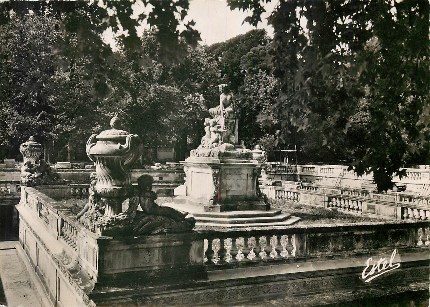 CPM Nimes Jardin de la Fontaine le Nymphee 