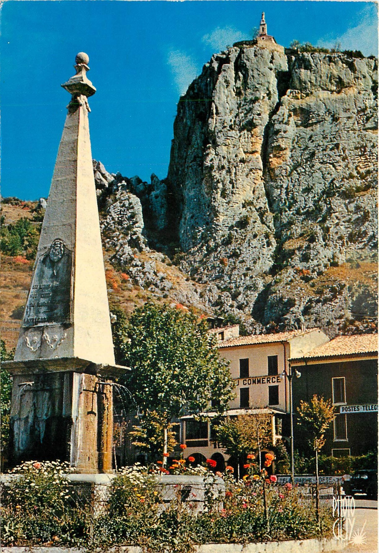 CPM Reflets de France Provence Castellane Basses Alpes Le Roc et Notre Dame du Roc