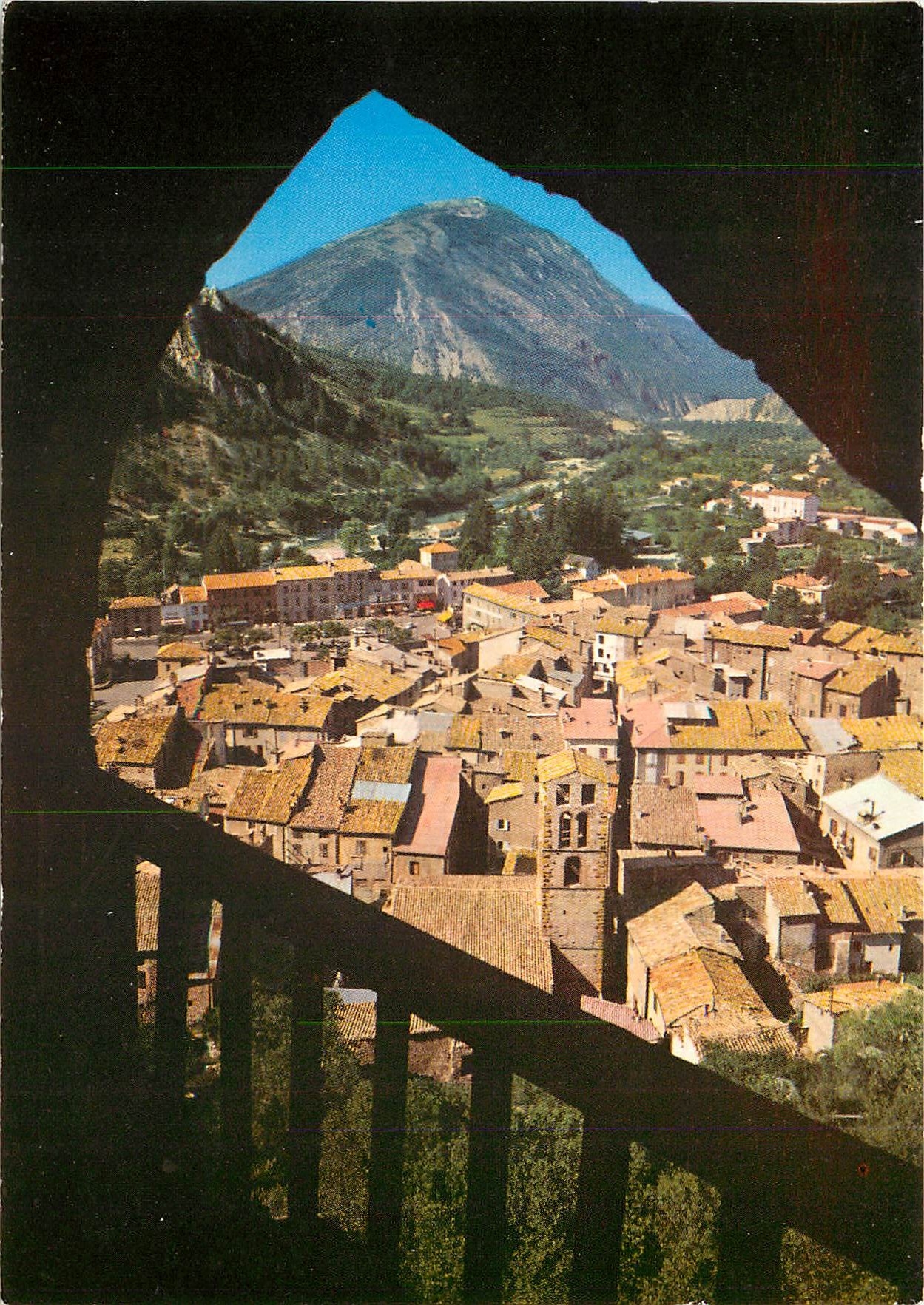CPM Paysages de France Castellane Alpes de Haute Provence Ancienne Cite historique sur la Route 