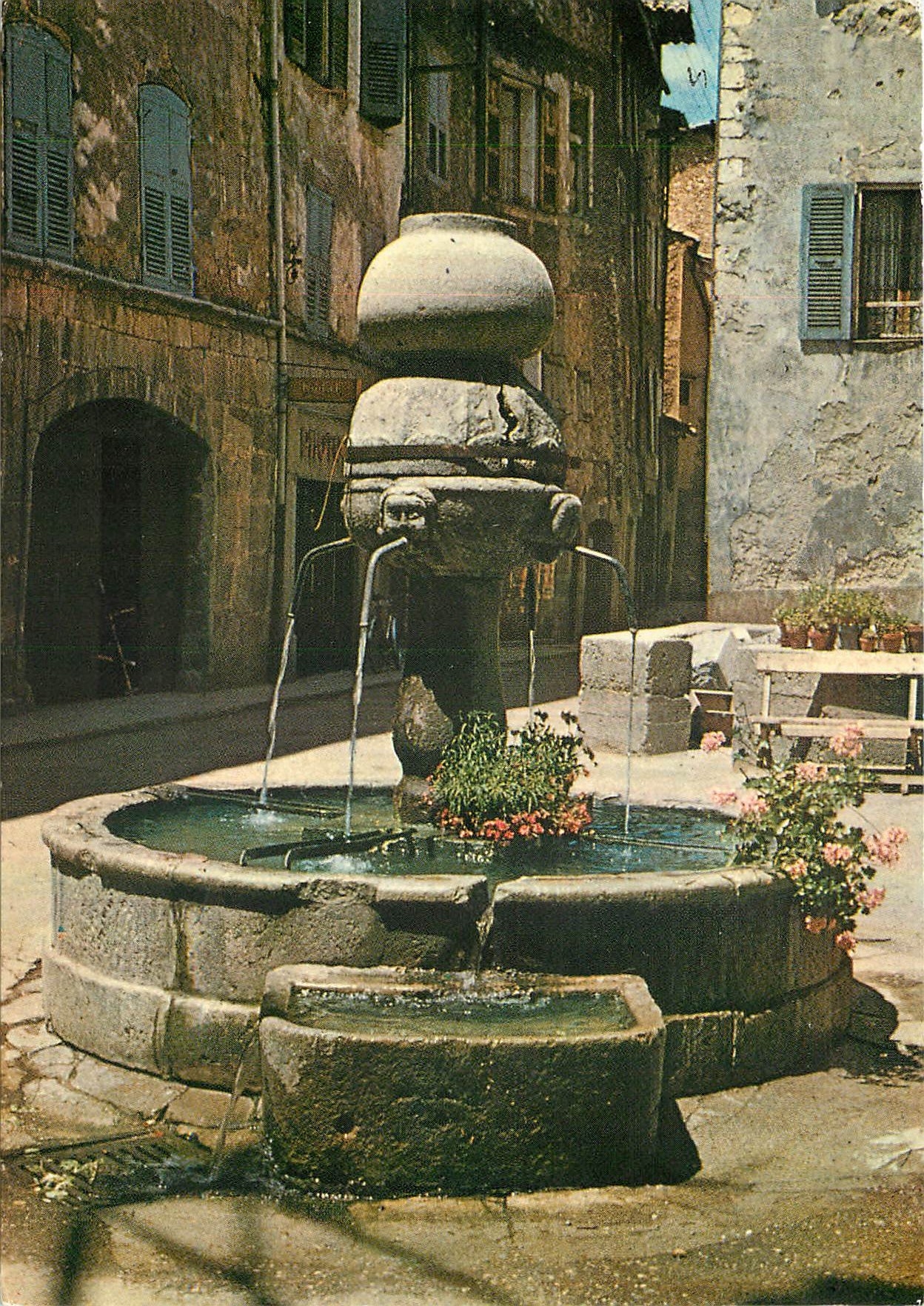 CPM Images de Provence Vieille fontaine a Castellane 