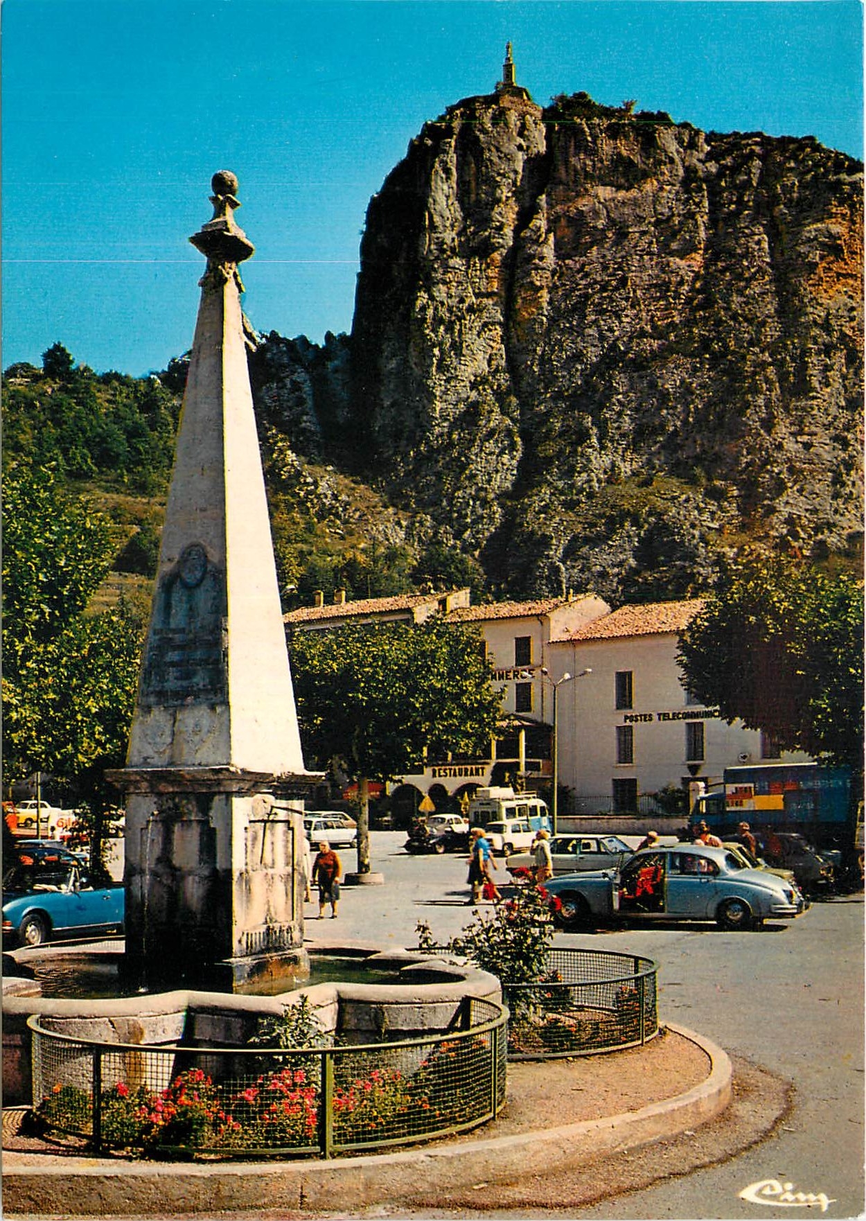 CPM Castellane Alpes de Hte Prov La place et la Roc 