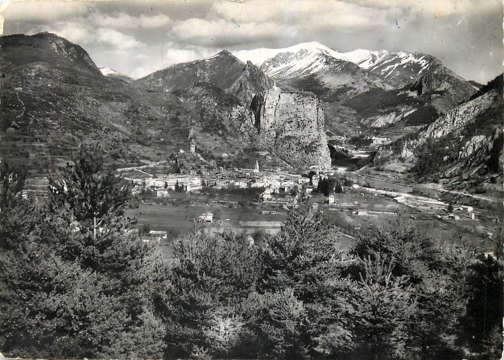 CPM Castellane B A Vue generale Le Roc au pied de la Chaine du Teillon La Chaudanne barrage