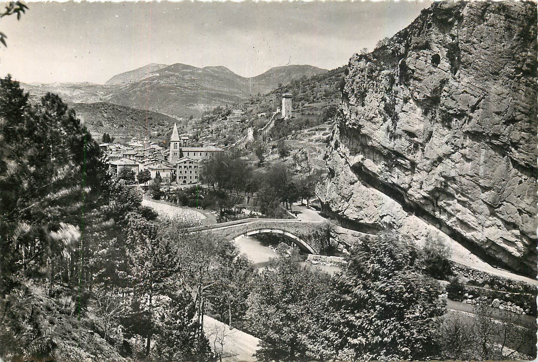 CPM Castellane B A sur les bords du Verdon ses sites historiques et ses belles montagnes