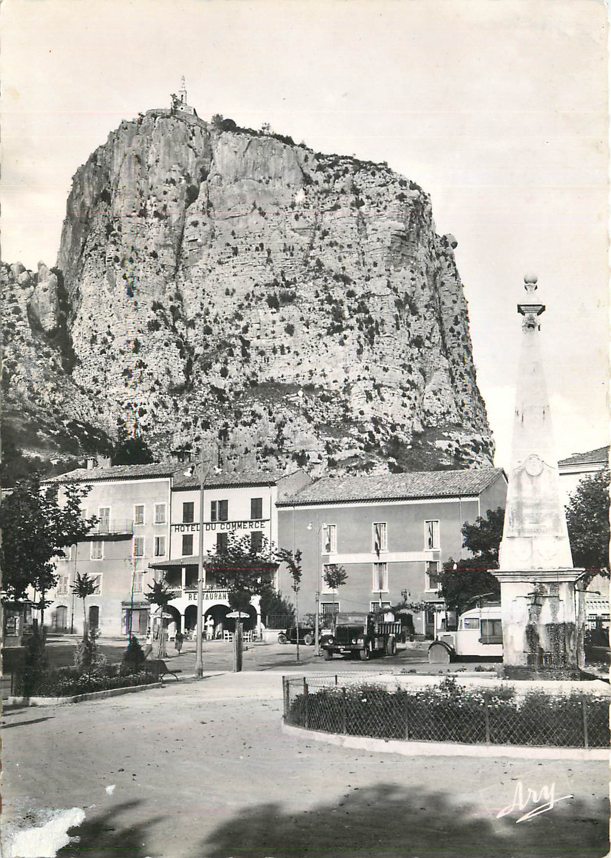 CPM Castellane B A Le rocher et la place