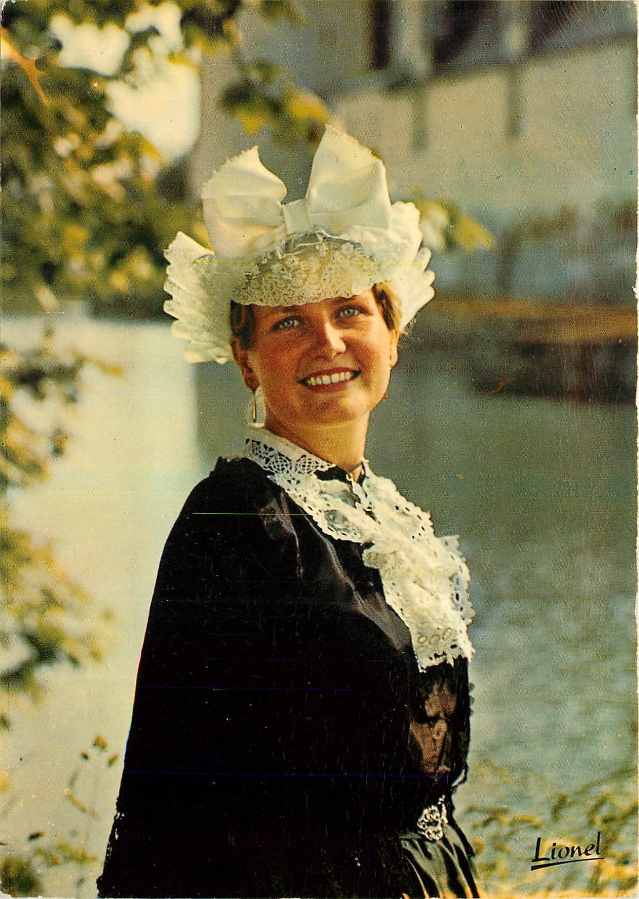 CPM Folklore de l'Anjou Costume et coiffe de Chalonnes 