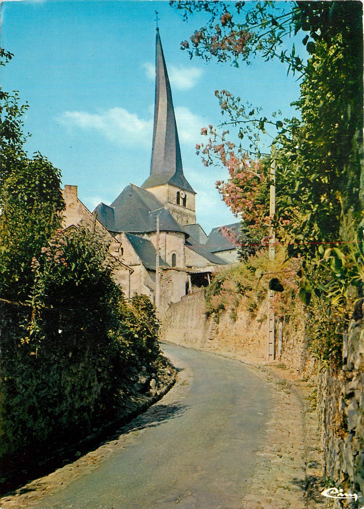 CPM Le Vieil Bauge M et L L'eglise Remarquable fleche en vrille a forme helicoidale 