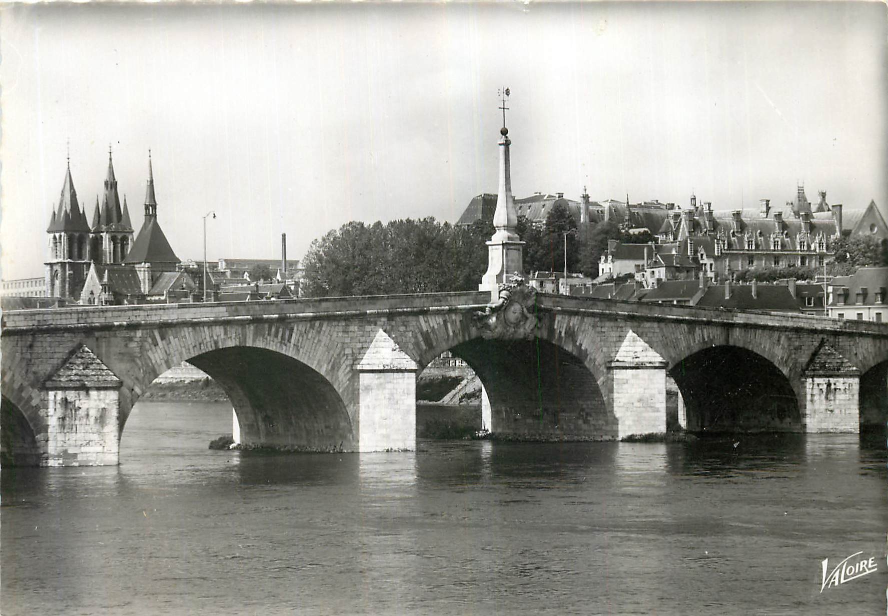 CPM Les Merveilles du Val de Loire Blois Loir et Cher Le pont sur la Loire a gauche l'eglise Saint N