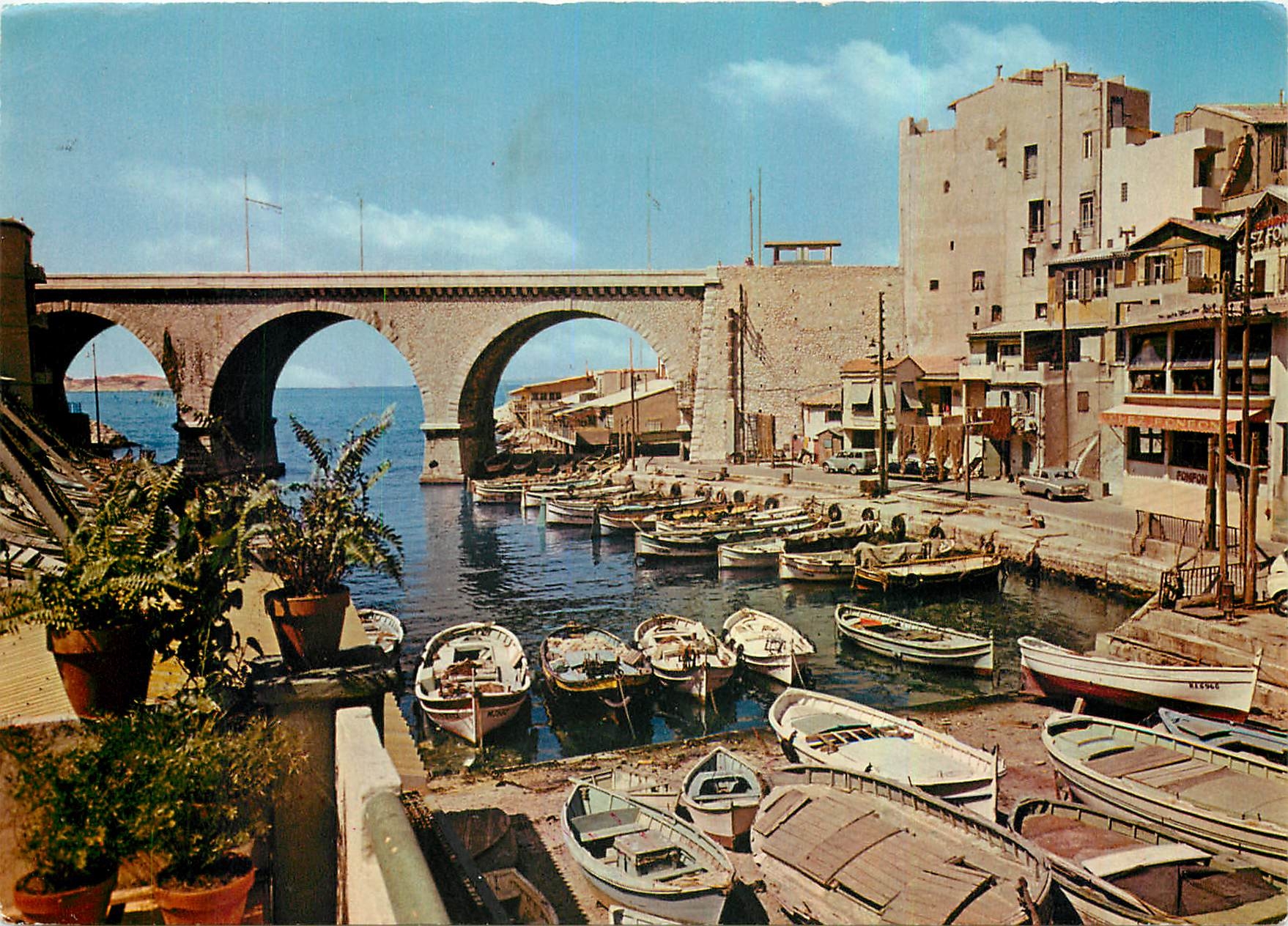 CPM Le Carrefour du Monde Marseille Le Vallon des Auffes 