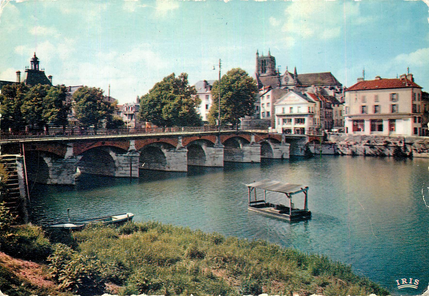 CPM Meaux Seine et Marne Le pont du Marche ou Vieux Pont sur la Marne donnant acces a la rue du Gran