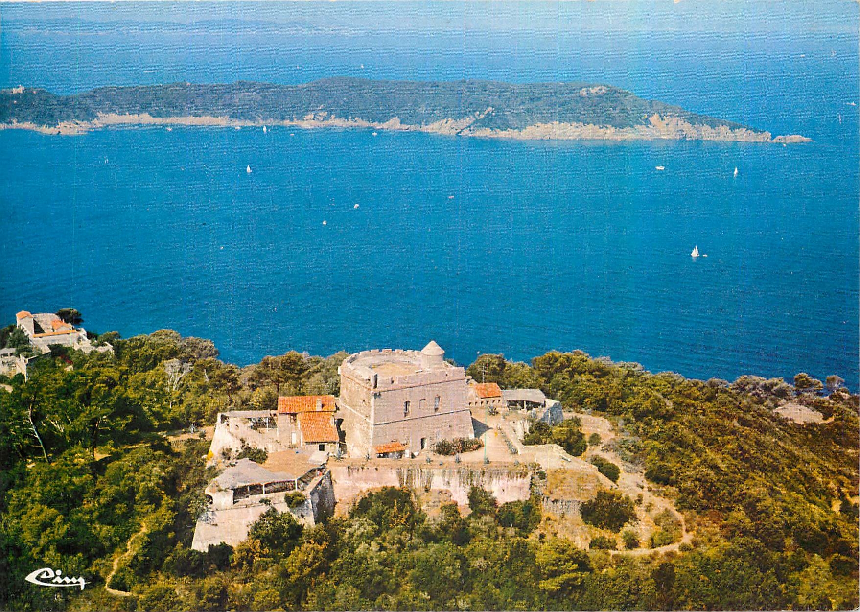 CPM Port Cros Var Vue panoramique aerienne Au premier plan le fort de l'Estissac et le fort du Mouli