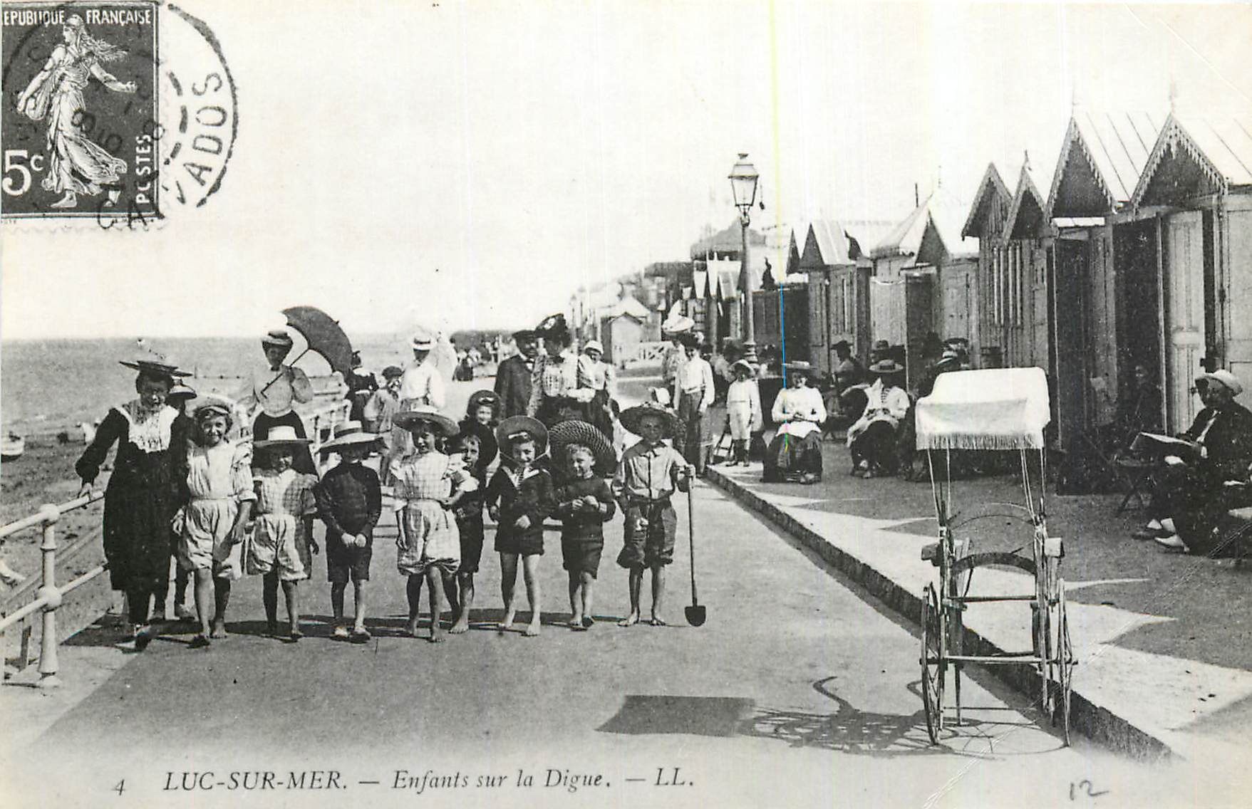 CPM Luc sur Mer Enfants sur la Digue