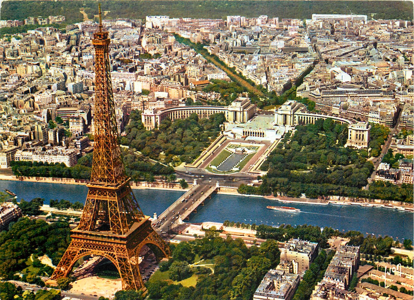 CPM Paris la Tour Eiffel la Seine et le Palais de Chaillot