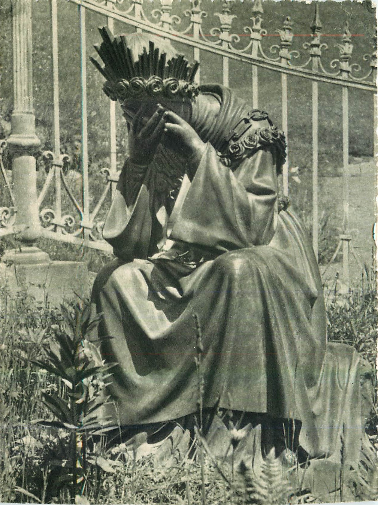CPM La Vierge en pleurs 