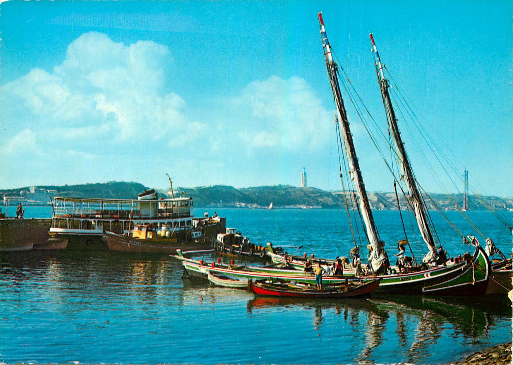 CPM Lisboa des embarcations dans le fleuve Tage