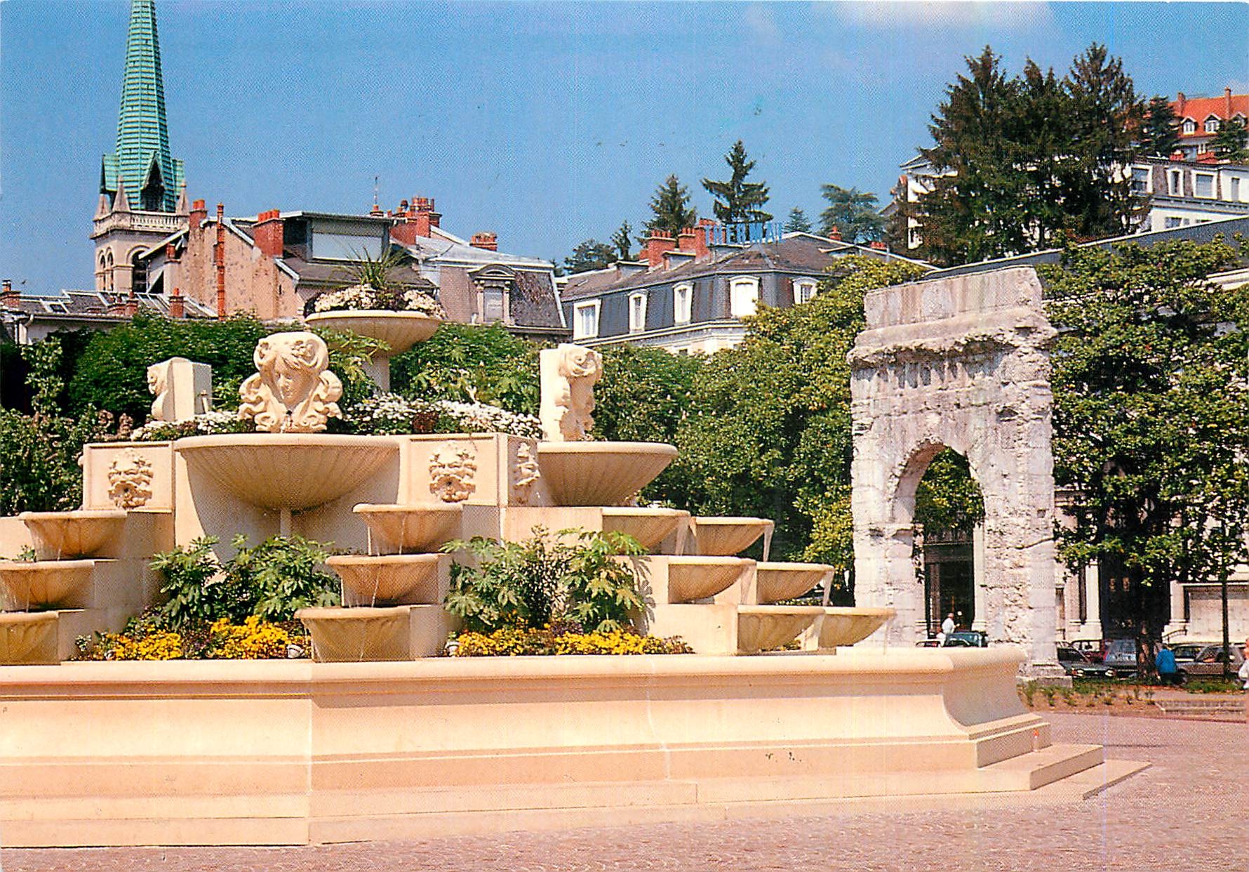 CPM Savoie France Aix les Bains ville fleurie La place des thermes avec la nouvelle fontaine et le C