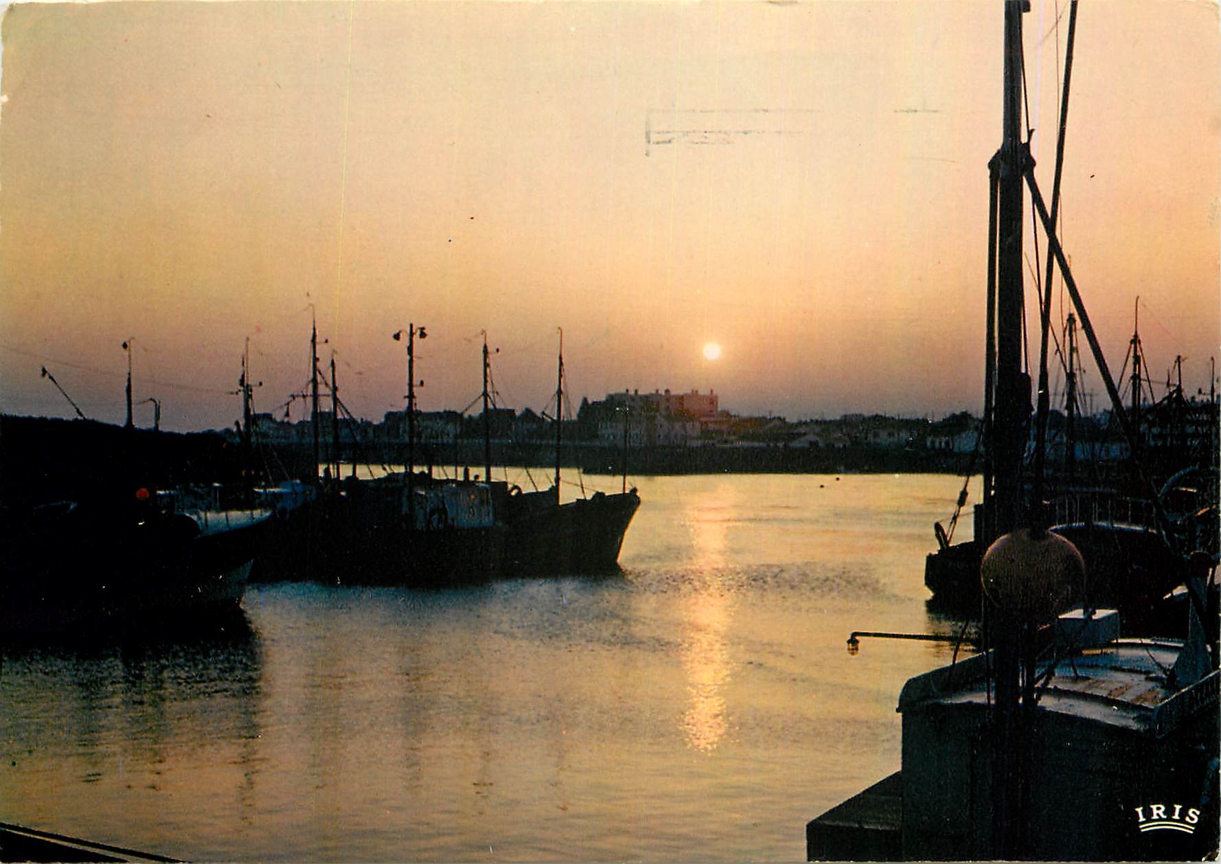 CPM Saint Gilles Croix de Vie Vendee Le port de Croix de Vie au coucher du soleil