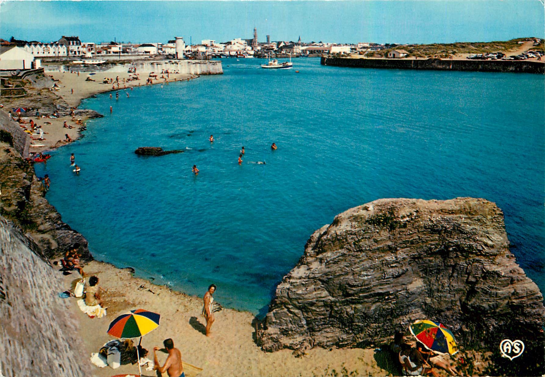 CPM Saint Gilles Croix de Vie Vendee la petite Plage et l'entree du Port