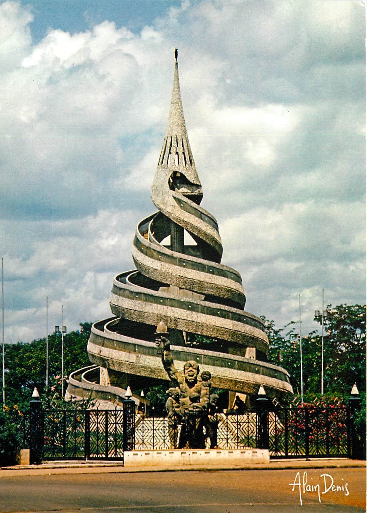 CPM Yaounde Cameroun le Monument de la Reunification 