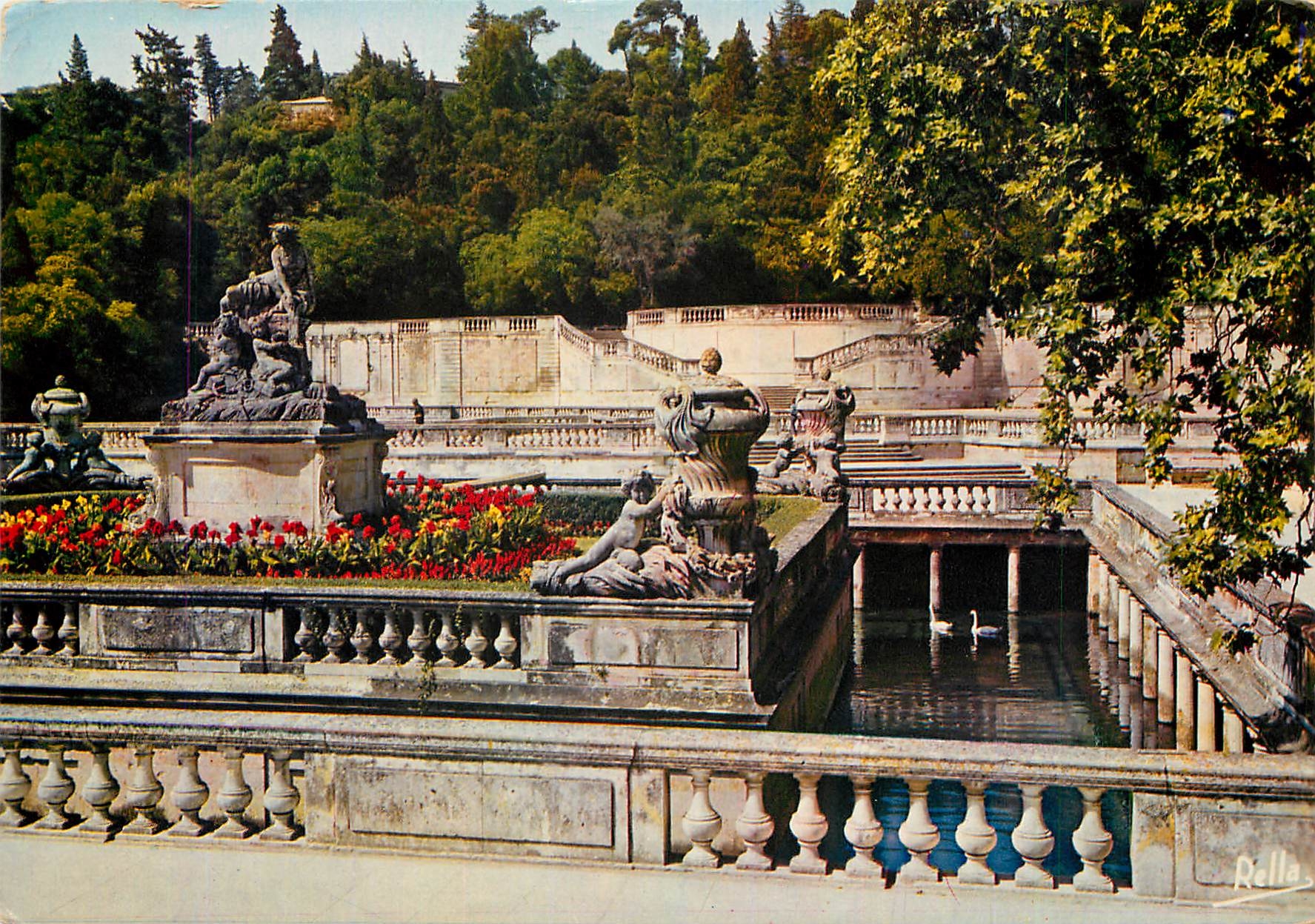 CPM Nimes Gard Le jardin de la Fontaine Les Bains romains