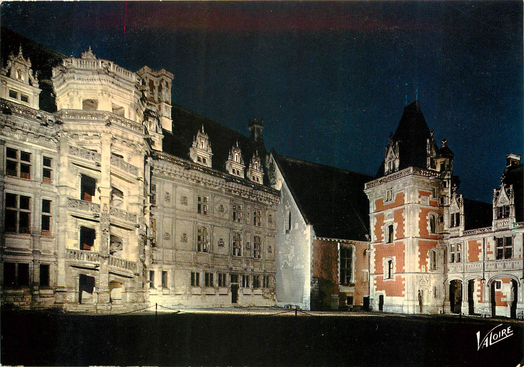 CPM Blois Loir et Cher La cour d'honneur du chateau illuminee 