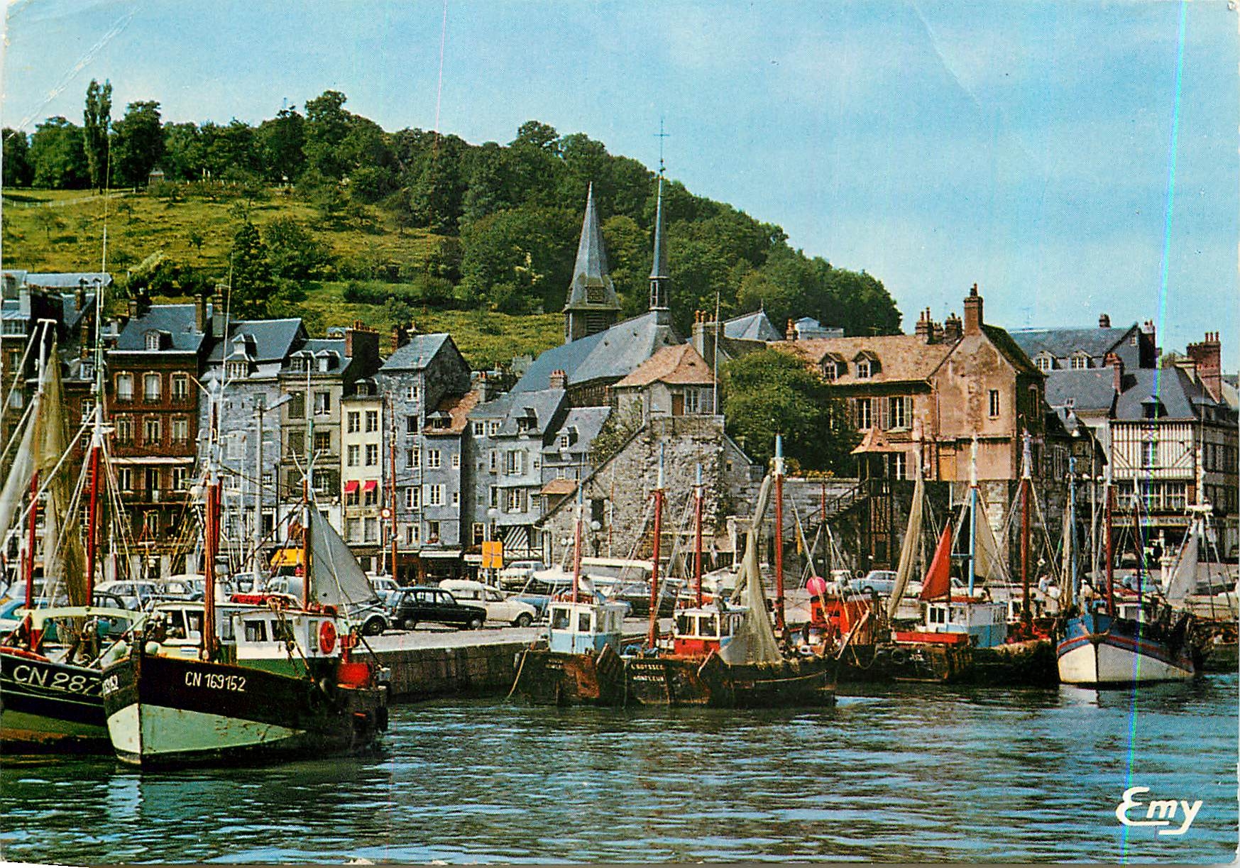 CPM Honfleur Calvados Les bateaux de peche a quai dans