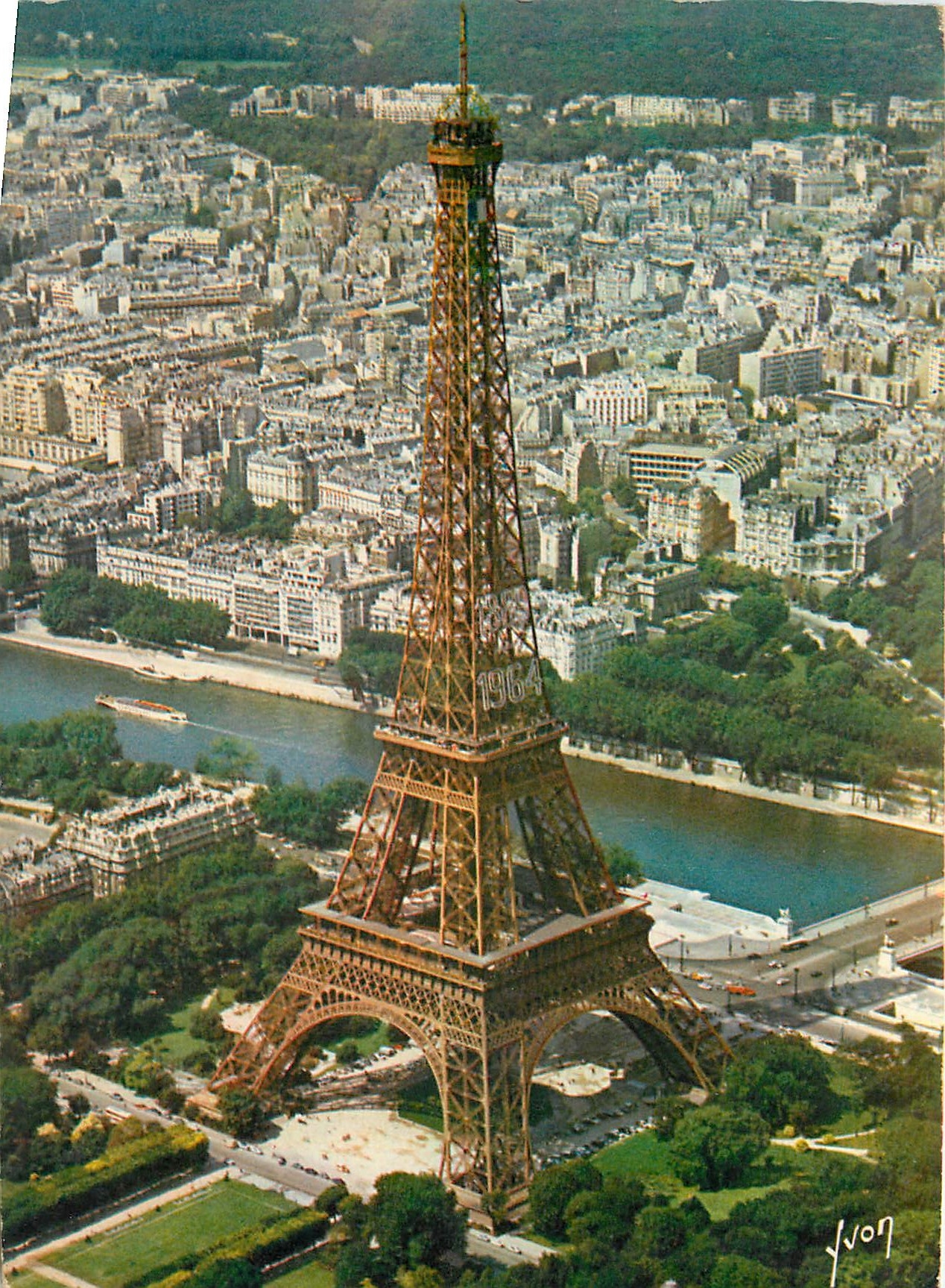CPA En survolant Paris La Tour Eiffel