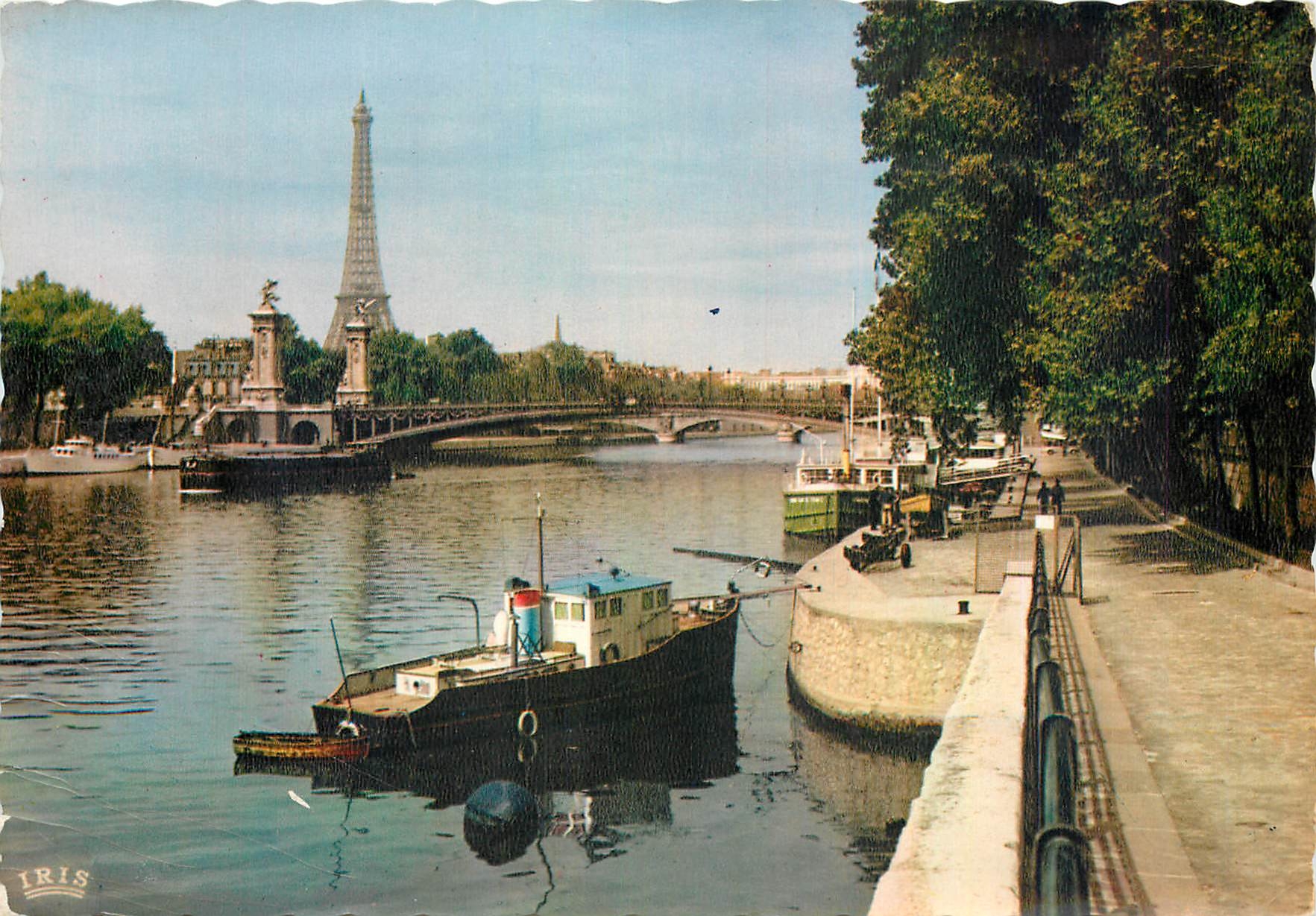 CPA Paris Les Quais de la Seine vers le Pont Alexandre III Tour Eiffel Bateau