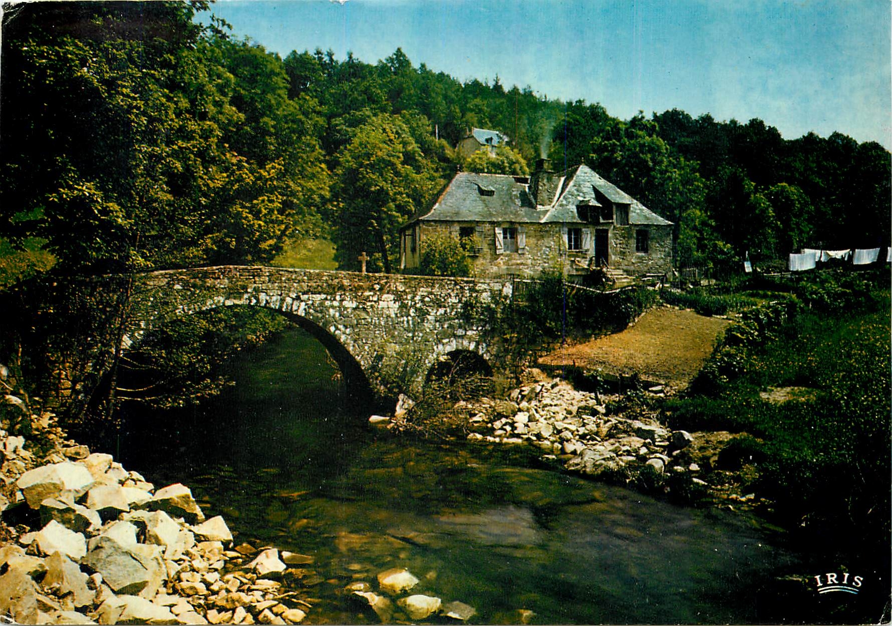 CPM Et le passant tout surpris decouvrait au sortit du cheùin un de ces lieux charmants ou l'on aime